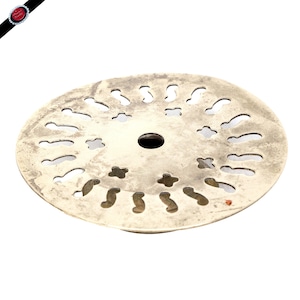 Peut inclure: Une plaque en métal argenté avec un motif décoratif de formes découpées. La plaque est circulaire et a un trou au centre.