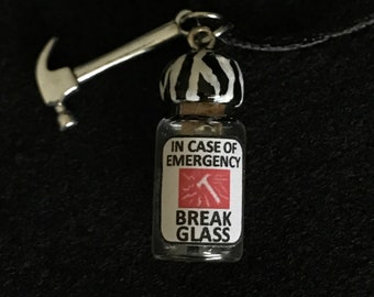 Collar de cuchara de emergencia con martillo para tu Spoonie favorito