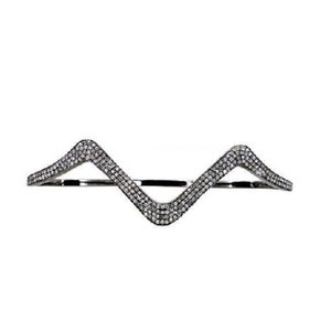 Op de afbeelding: Een zilveren armband in zigzagvorm met een rij kleine diamanten.