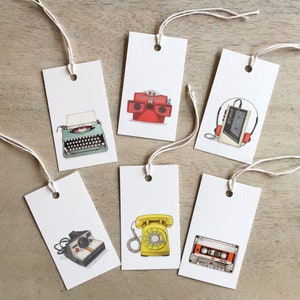 Retro-objecten: cadeaukaartjes / verjaardagen / jubileum / feestdagen / schrijfmachine / draaiknop / viewmaster / polaroid / walkman / cassettebandje