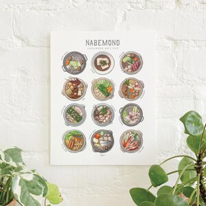 Puede incluir: Una impresión con ilustraciones de varios platos japoneses de olla caliente, o Nabemono. La obra de arte muestra doce estilos de ollas diferentes, cada uno lleno de coloridos ingredientes como verduras, tofu y carnes. El título "NABEMONO JAPANESE HOT POT" se muestra en la parte superior.