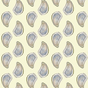 Peut inclure: Un motif sans couture de coquilles d'huîtres sur un fond jaune pâle. Les coquilles d'huîtres sont dessinées dans un style aquarelle avec une palette de couleurs bleu clair et gris.