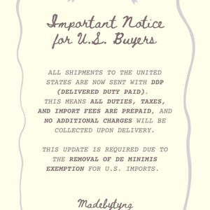 Op de afbeelding: Een cr&egrave;me kaart met een decoratieve rand en een strik bovenaan. De tekst luidt "Important Notice for U.S. Buyers" en legt uit dat alle zendingen naar de VS nu met DDP (Delivered Duty Paid) worden verzonden.