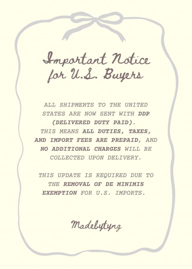 Op de afbeelding: Een cr&egrave;me kaart met een decoratieve rand en een strik bovenaan. De tekst luidt "Important Notice for U.S. Buyers" en legt uit dat alle zendingen naar de VS nu met DDP (Delivered Duty Paid) worden verzonden.