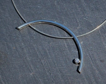 Silberner Anhänger an einer silbernen Omega-Halskette mit Zirkonia-Stein