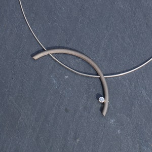 Colgante de titanio a collar omega de plata con zirconia