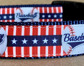 Puede incluir: Un collar de perro a rayas azules y rojas con una pelota de béisbol blanca y la palabra "Baseball" en letras azul marino. El collar tiene un anillo en D plateado y una etiqueta negra con el texto "Way2Tailor".