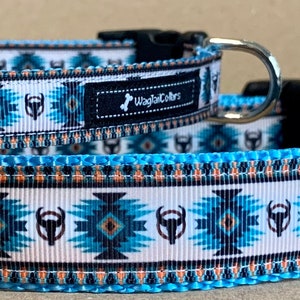 Puede incluir: Dos collares para perros con estampado azul y blanco, ribete negro y herrajes plateados. Los collares tienen el texto "Way Trail Collars".