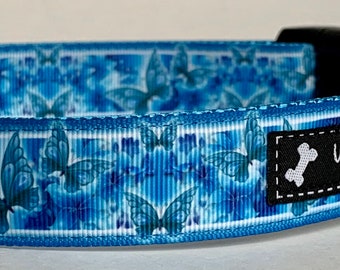 Könnte beinhalten: Blauer Hundehalsband mit einem Schmetterlingsmuster und einem schwarzen Etikett mit der Aufschrift "Wag Tail Collars".