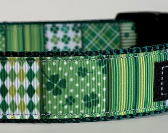 Könnte beinhalten: Grünes, weißes und gelbes Hundehalsband mit schwarzer Schnalle und silbernem D-Ring. Das Halsband hat ein schwarzes Etikett mit weißen Nähten, auf dem "Wag Tail Collars" steht.