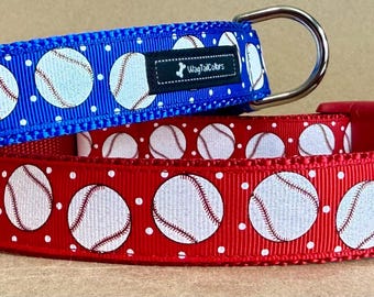 Puede incluir: Dos collares para perros. Uno es azul con lunares blancos y gráficos de béisbol. El otro es rojo con lunares blancos y gráficos de béisbol. Ambos tienen anillas en D de metal y hebillas de plástico.