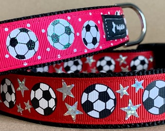 Peut inclure: Deux colliers de chien rouges avec une bordure noire. Un collier a un motif de ballon de football blanc avec des pois roses. L'autre collier a un motif de ballon de football blanc avec des étoiles argentées scintillantes. Les deux colliers ont une boucle et un anneau en D en métal argenté.