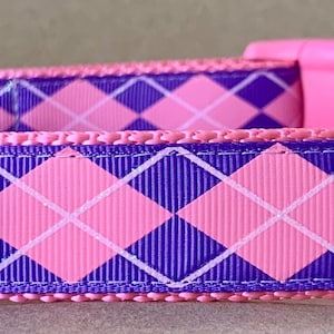 Puede incluir: Collar para perro rosa y morado con un patrón de diamantes.