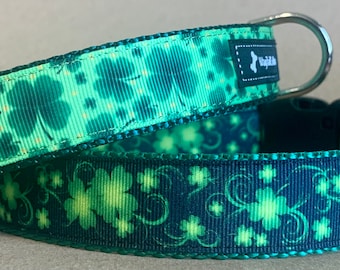 Könnte beinhalten: Zwei grüne Hundehalsbänder mit Kleeblatt-Mustern. Das obere Halsband hat einen hellgrünen Hintergrund mit dunkelgrünen Kleeblättern. Das untere Halsband hat einen dunkelgrünen Hintergrund mit hellgrünen Kleeblättern.