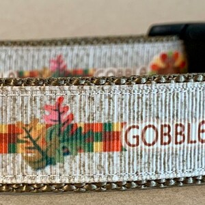 Könnte beinhalten: Ein braunes und beiges Hundehalsband mit einem Thanksgiving-Truthahn-Design. Das Halsband trägt den Schriftzug "Gobble Go".