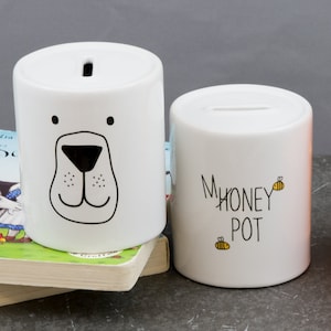 Personalisierte Bär & Biene Honigtopf Keramik Spardose - Geburtstagsgeschenk für Jungen, Mädchen, Kinder - Taufgeschenke für Kinder - Waldkinderzimmer