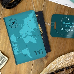 Porta-passaporte personalizado e etiquetas de bagagem com mapa-múndi | Monograma Adventure Travel Themed Gift para ela e ele Casal Lua de mel Férias