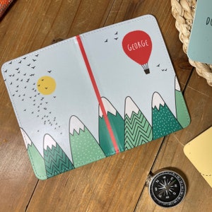 Gepersonaliseerde paspoorthoes voor kindercadeau | Aangepast reiscadeau bergavontuur thema | Vakantiecadeau Jongen Meisje Peuter 1e Feestdag