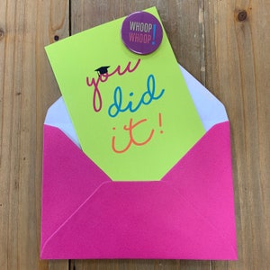 Du hast es geschafft! Abitur Feier Karte & Pin Badge | Grußkarte mit Universitätsdiplom UK Design | Grad Masters Stapellor
