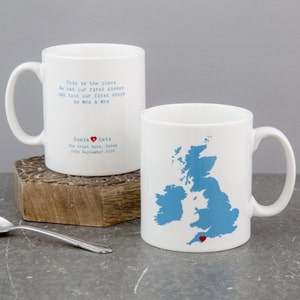 Personalisierte Herz Karte Tasse Hochzeit oder Jahrestag Geschenk | Jeder Ort Weltweit individuelle Karte | Abenteuer Mrs & Mrs Mr und Mrs