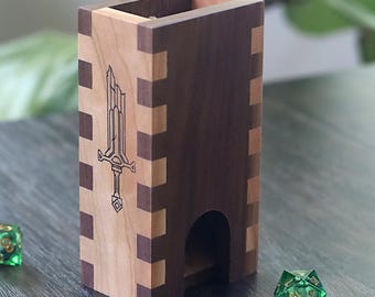 Medeltida svärdtärningstorn i trä DnD-tärningsrulle, Dungeon Master-gåva för riddare, TTRPG-speltillbehör för Pathfinder, Shadowrun