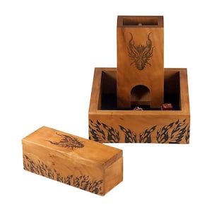 Puede incluir: Torre de dados de madera con un diseño de dragón y una bandeja de dados separada. La torre tiene una ranura para tirar los dados y un compartimento para guardar los dados. La bandeja tiene un diseño de dragón con llamas.