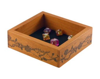 Mörk Cottagecore tärningsbricka trä, taggar och rosor DnD tärningsrullningsbricka för TTRPG, Bunco, gotisk ros prydnadsbricka, DM-present till gamertjej