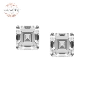 Op de afbeelding: Een paar zilveren oorbel studs met heldere vierkante zirkonia stenen.