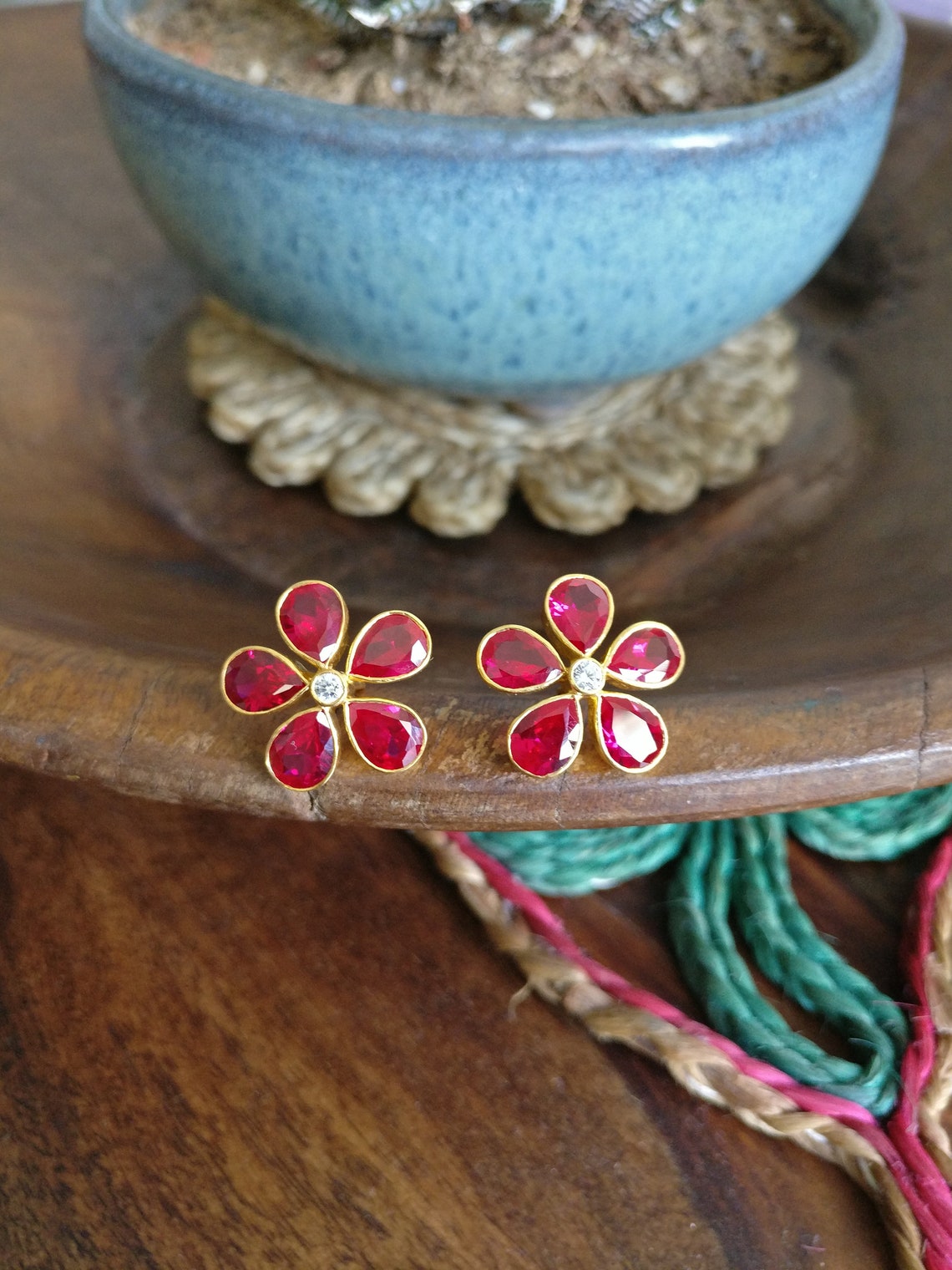 Ruby flower stud earrings Outlet