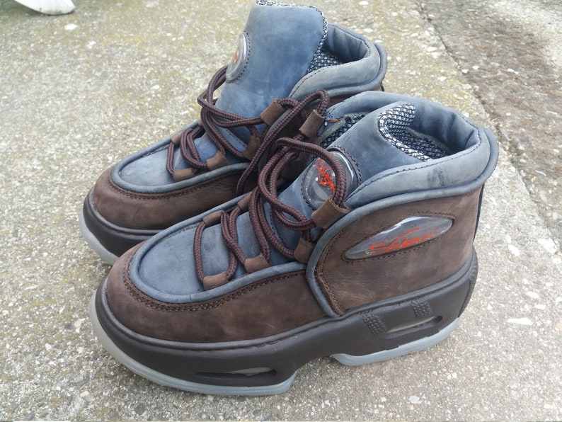 Platform woman shoes Brown 90s underground style