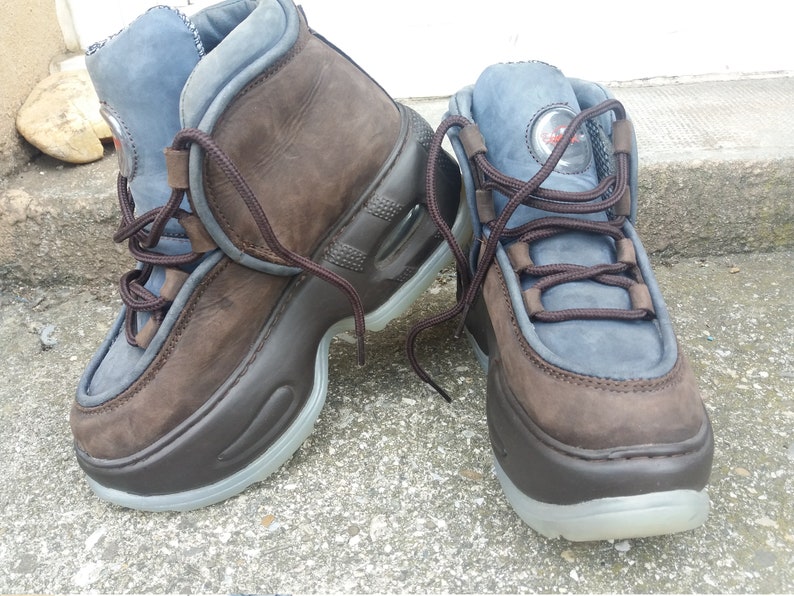 Platform woman shoes Brown 90s underground style