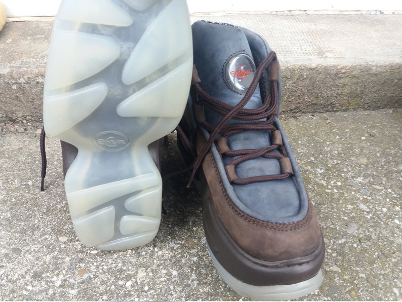 Platform woman shoes Brown 90s underground style