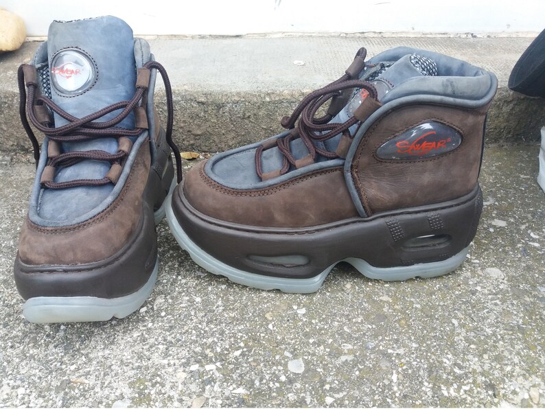 Platform woman shoes Brown 90s underground style