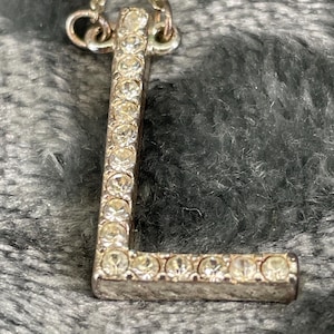 Colgante vintage con letra L de diamantes de imitación en tono plateado