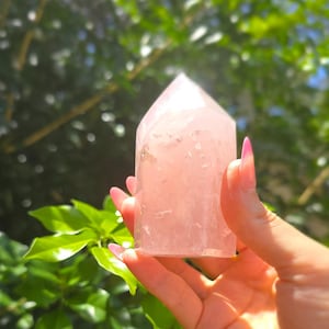 天然ローズクォーツクリスタル ~ 研磨済みポイント ~ 新品 ~ ブラジル産 ~ 愛、エネルギー、室内装飾のためのヒーリングクリスタル