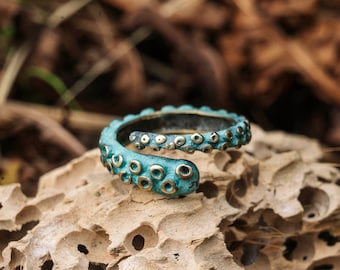 Tentacle brass ring, brass ring with green patina, octopus inspiration, Ring for men, Surround ring, Adjustable brass wrap ring