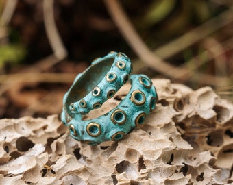 Octopus tentacle brass ring, brass ring with green patina, octopus inspiration, Ring for men, Surround ring, Adjustable brass wrap ring