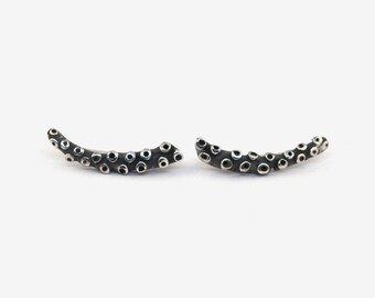Pendientes pequeños de pulpo trepador, hechos a mano, plata de ley, joyería del mar, joyería alternativa, ear cuff, joyería unisex.