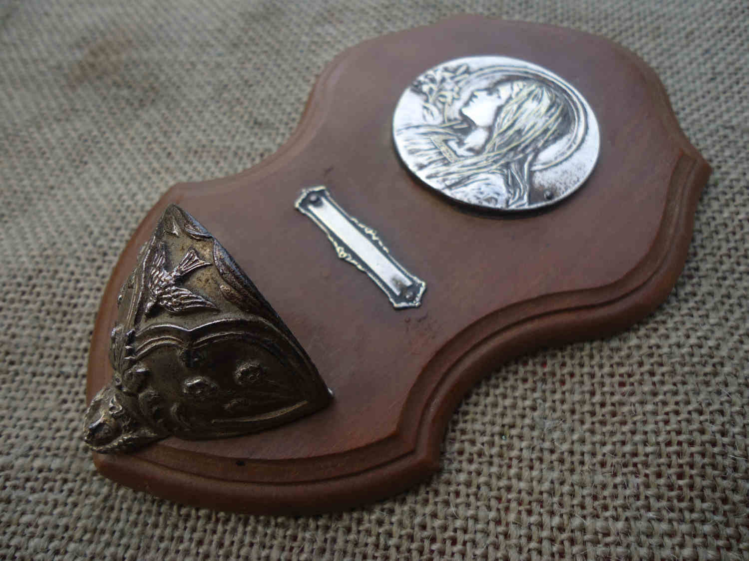 Benitier Plaqué Argent Montrant Lourdes Vierge Marie Stoup d'eau Bénite, Cintre Mural, Base en Bois,