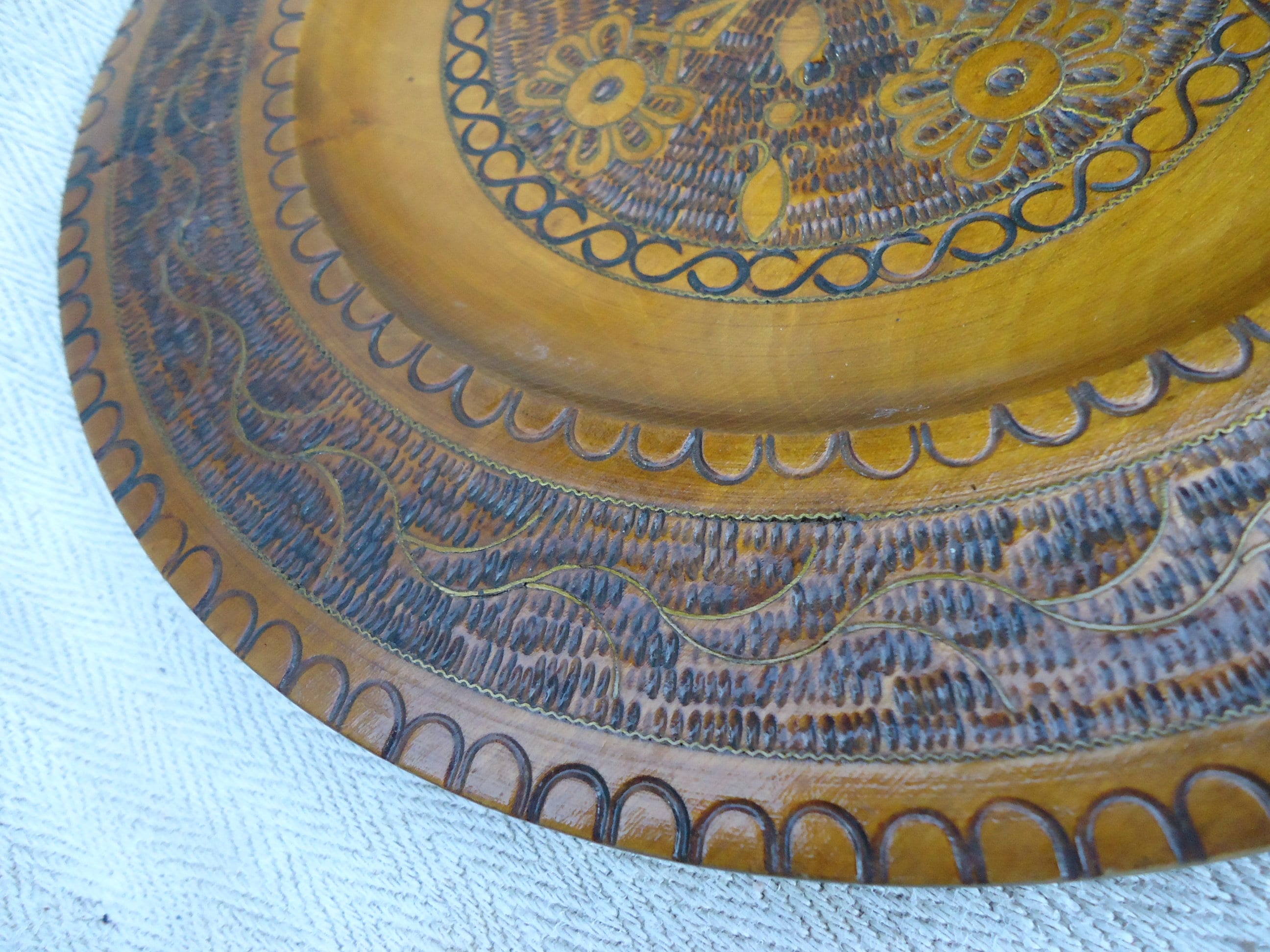 Boîte Hexagonale Sculptée Inhabituelle, Très Décorée, Couvercle Encart en Laiton, Frenh 4, 5 Pouces 