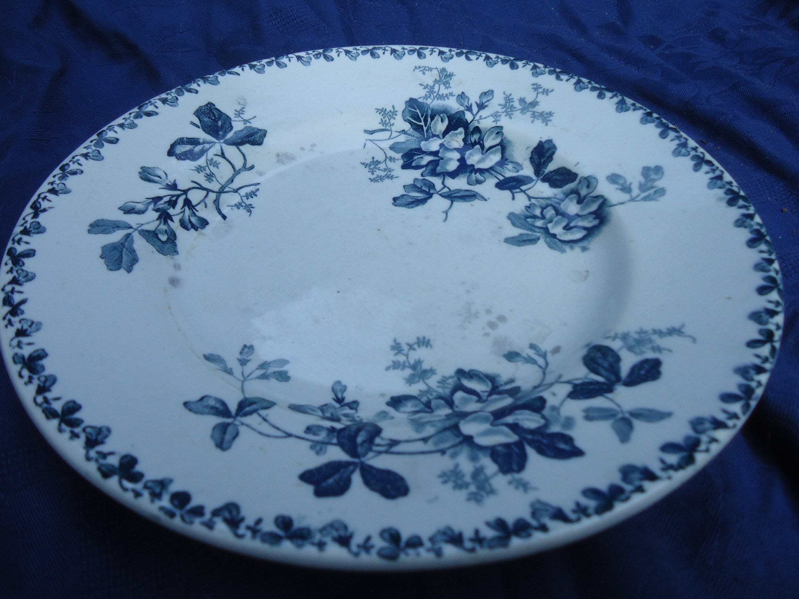 Antique Français Belle Plaque en Céramique Bleu Blanc Motif Acacia Design Par Moulin Des Loups et Ha