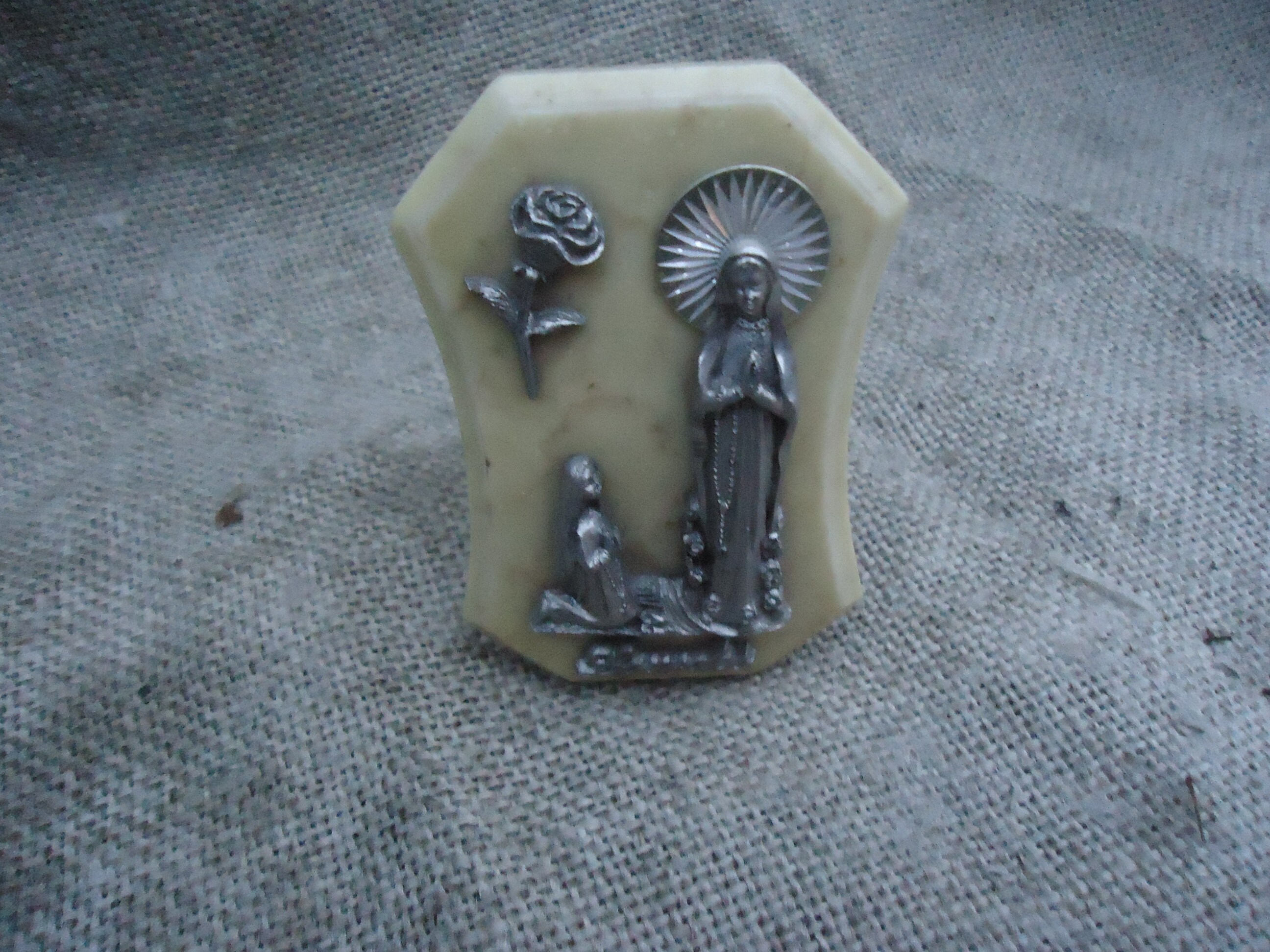 Plaque de Marbre Lourdes avec Support, 3.5In X 2.25Inches, Sticker sur L'envers Certifie Qu'il A Été