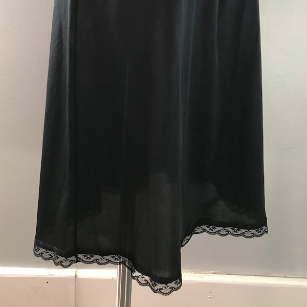 1980s Warners Full Skirt Black Slip with Lace Hem | Large Vintage Warners Below Knee Skirt Slip