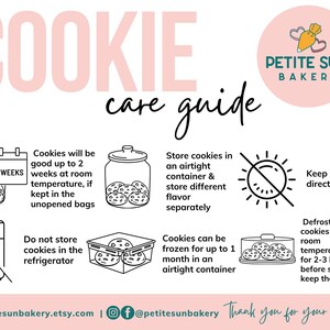 Pu&ograve; includere: Una scheda informativa bianca intitolata COOKIE care guide con il logo Petite Sun Bakery. Presenta icone a linee nere e istruzioni testuali per conservare i biscotti, inclusi consigli sulla temperatura ambiente e sul congelamento.