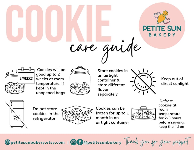 Pu&ograve; includere: Una scheda informativa bianca intitolata COOKIE care guide con il logo Petite Sun Bakery. Presenta icone a linee nere e istruzioni testuali per conservare i biscotti, inclusi consigli sulla temperatura ambiente e sul congelamento.