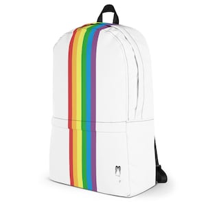 Peut inclure: Sac à dos blanc avec une bande arc-en-ciel au centre. La bande arc-en-ciel est composée de rouge, orange, jaune, vert, bleu, indigo et violet.