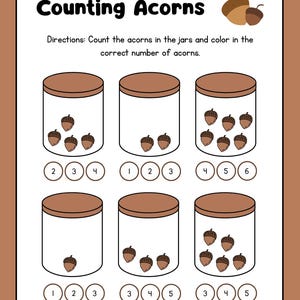 Puede incluir: Una hoja de trabajo educativa imprimible titulada Counting Acorns que muestra seis frascos con cantidades variables de bellotas marrones. Debajo de cada frasco hay tres círculos con números para practicar el conteo. Incluye dos bellotas ilustradas arriba.