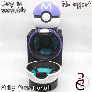 以下が含まれることがあります： 3Dプリントされた、完全に機能する開いたPoké Ballのレプリカ。ボールは白と紫で、内側は黒、ベースはターコイズ色です。「Easy to assemble」と「Fully functional!」の文字が見えます。