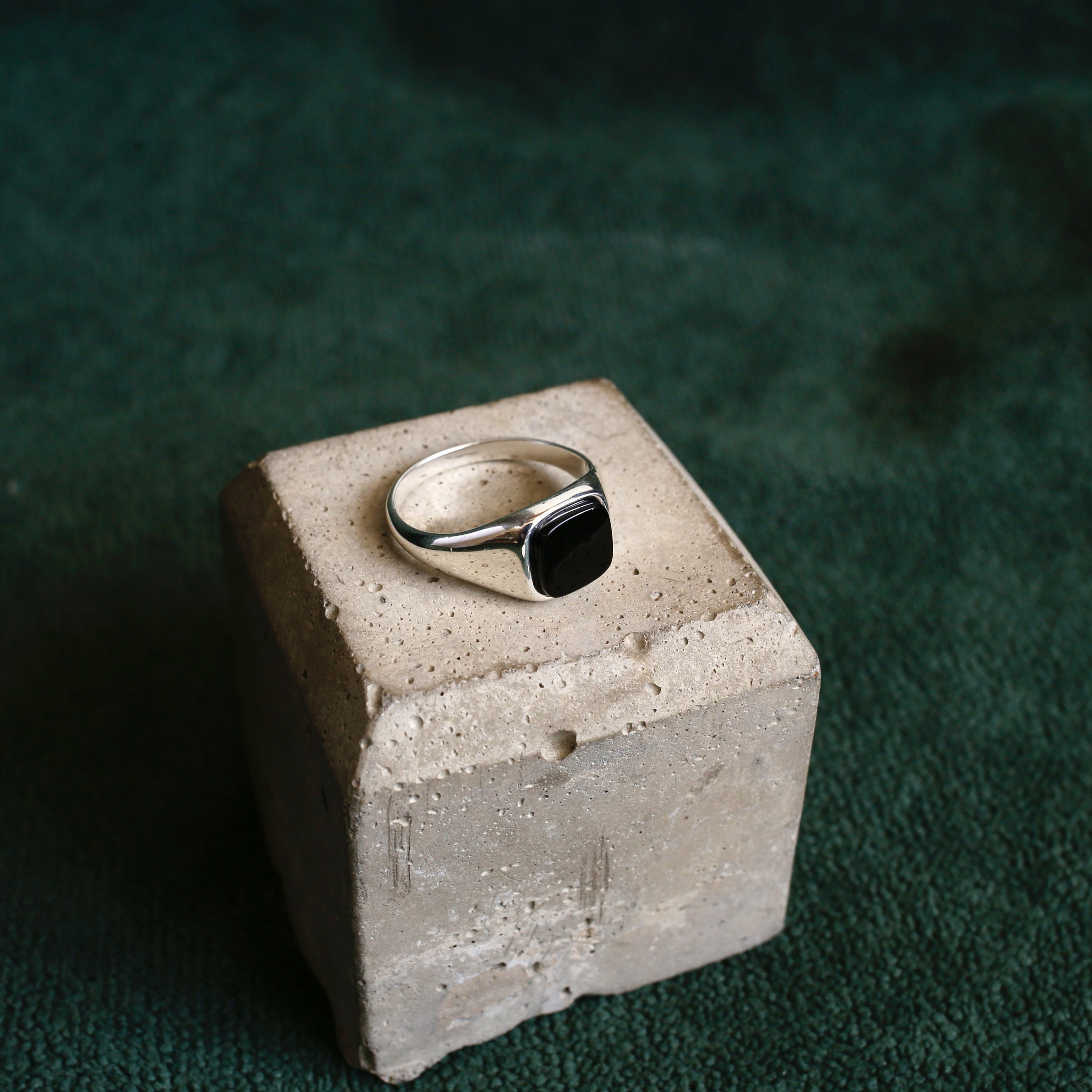 国内で当店のみ AHW STUDIO - Obsidian Signet Ring - AEGIS Obsidian Signet Ring - AEGIS – AHW Studio