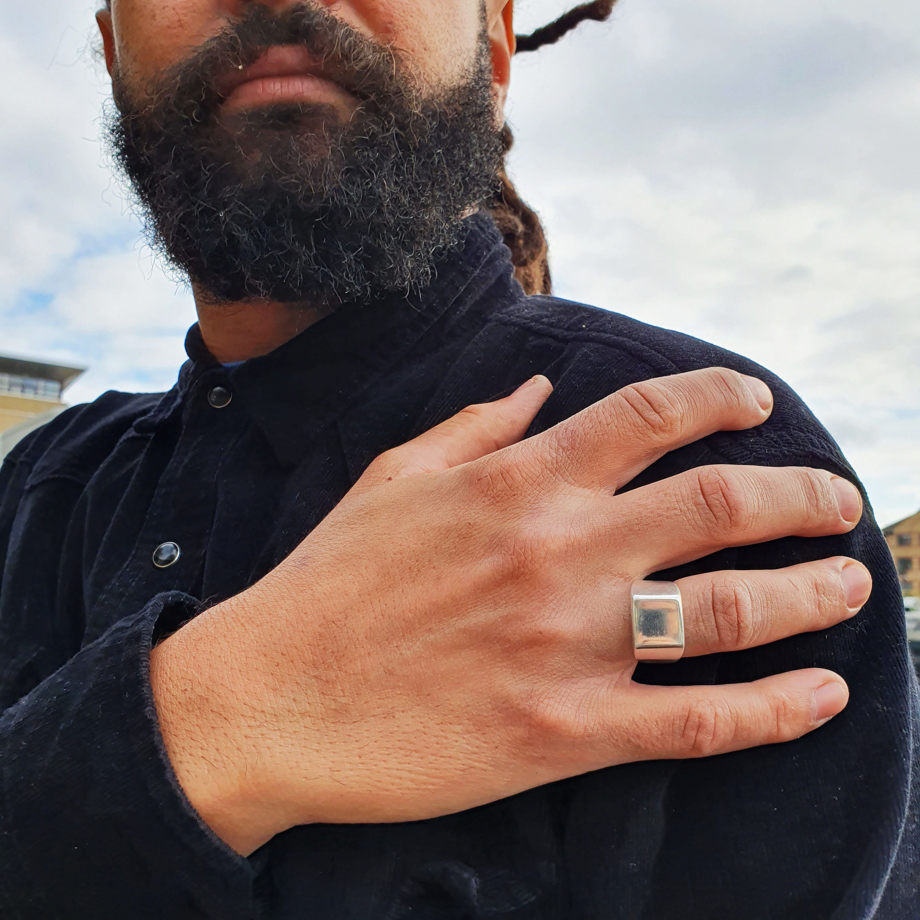 Laxurio on Instagram: “SIGNET RING: Known as the 'gentleman's ring', the  signet ring is traditionally see… | Acessórios masculinos, Joias  masculinas, Anel masculino